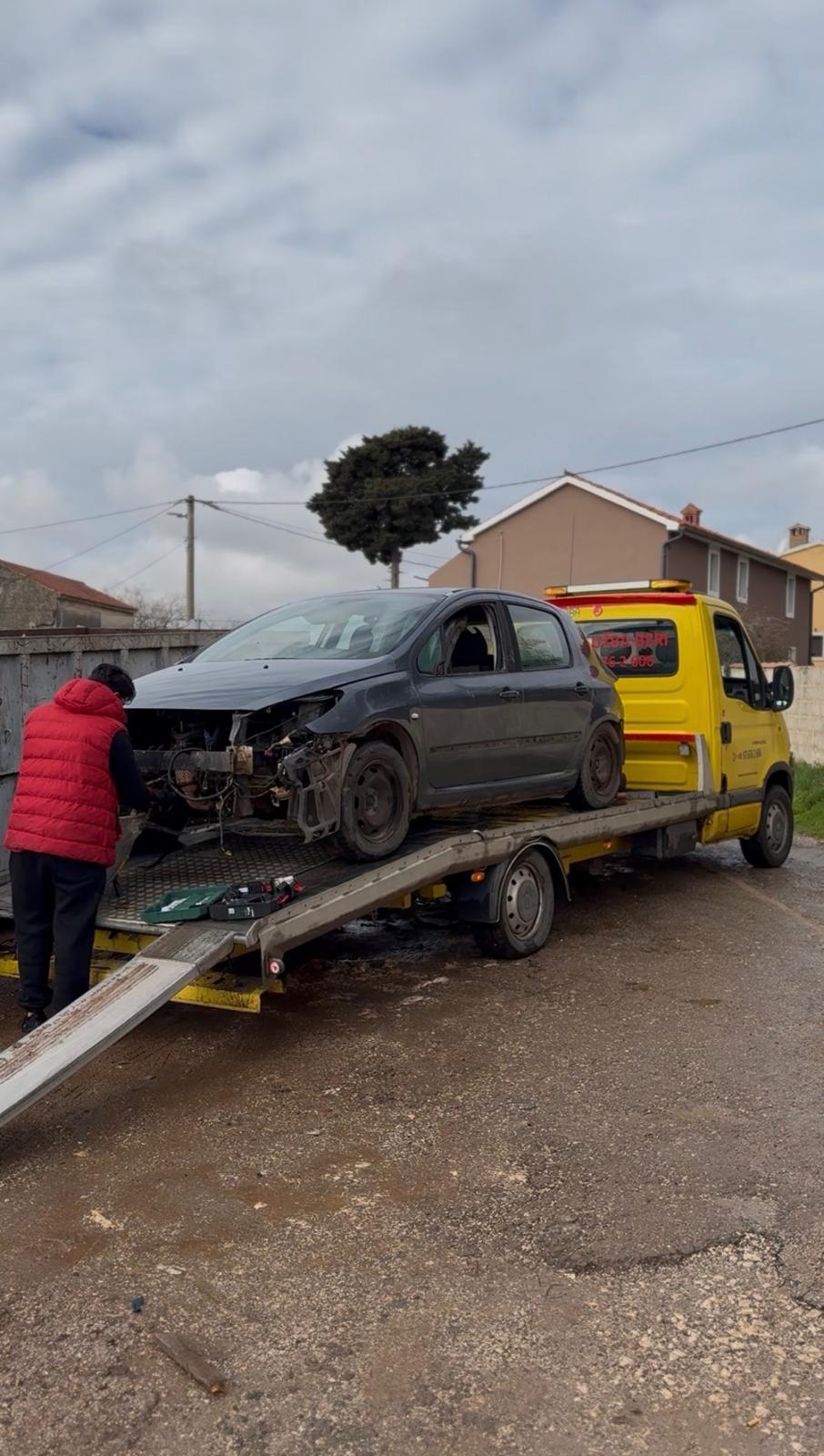 Vuča pokvarenog automobila - vučna služba Beri